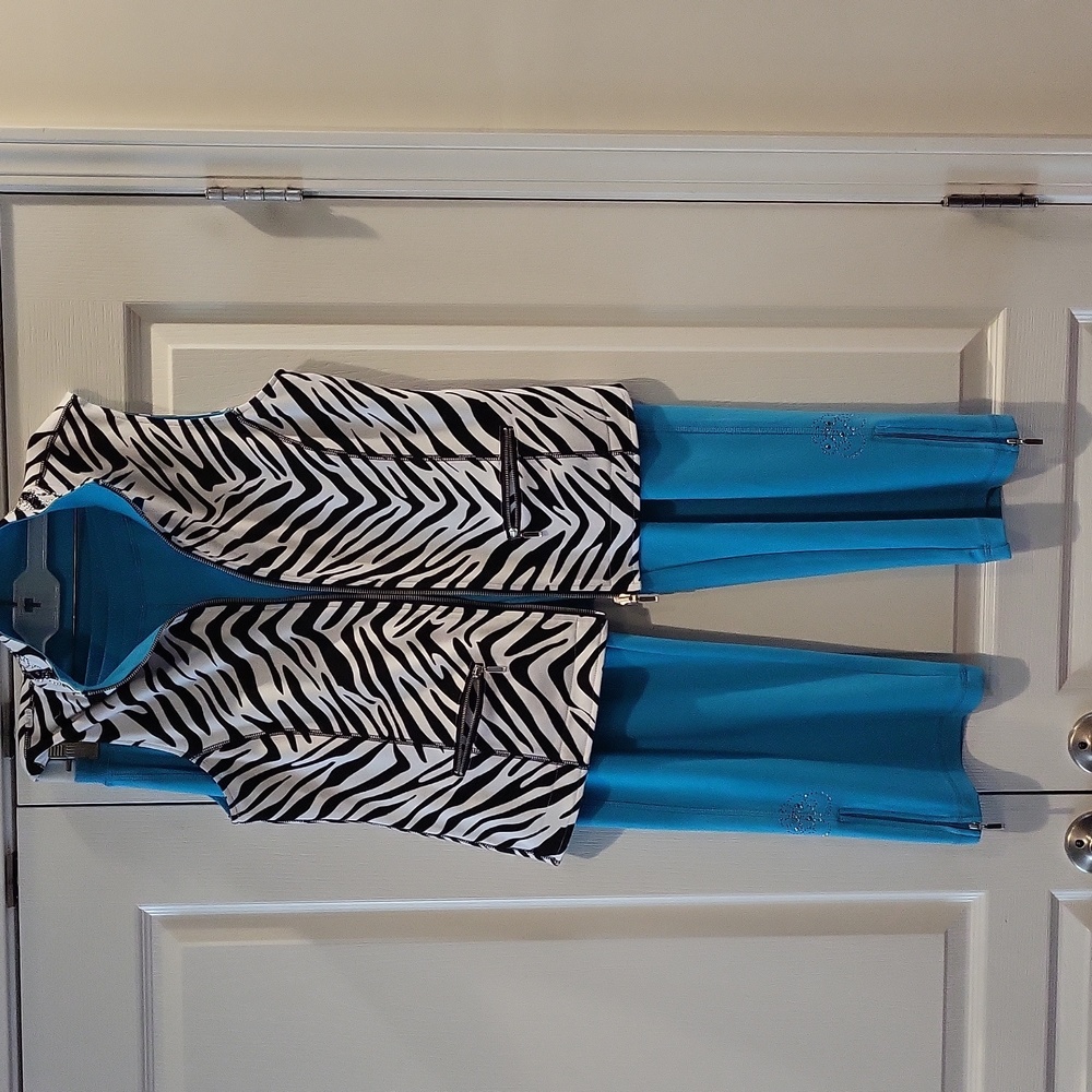 Ladies summer fun 2 piece outfit- sz M.